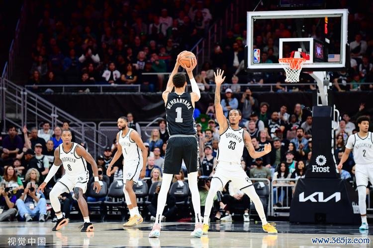 骑士险胜篮网豪取开季11连胜 文班24+16马刺不敌爵士