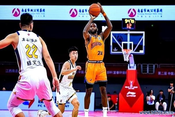 高薪球员表现低迷仅得3分！上海球迷怒斥：快裁掉他！