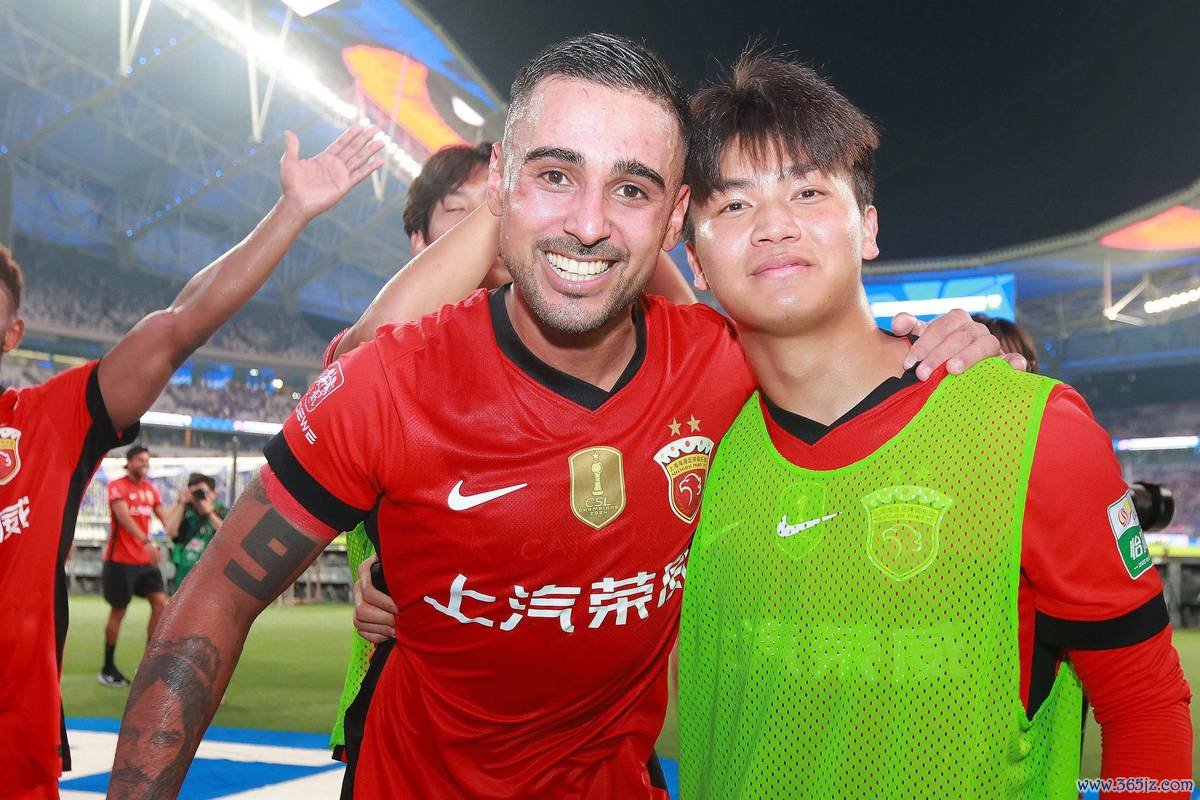 高薪球员表现低迷仅得3分！上海球迷怒斥：快裁掉他！