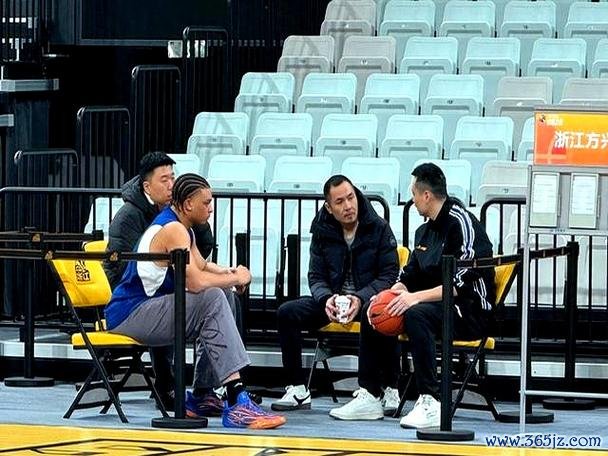 高薪球员表现低迷仅得3分！上海球迷怒斥：快裁掉他！